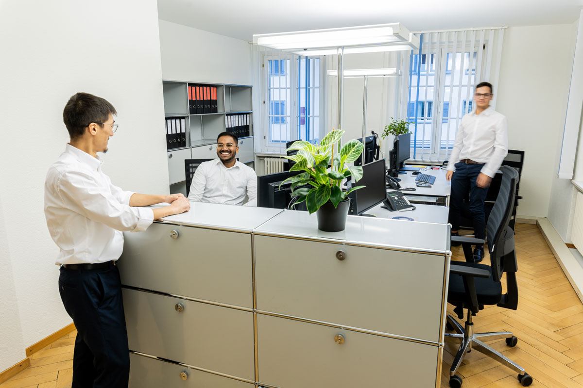 MUTARA-Büropersonal unterhält sich miteinander